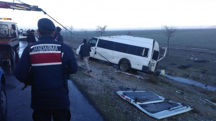 Buzlu yolda araçlar şarampole yuvarlandı: 12 yaralı