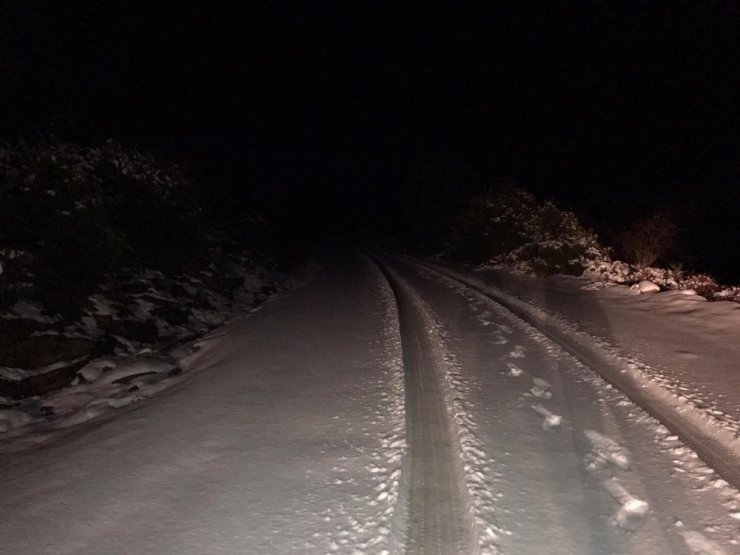 Manisa’da karla mücadele gece boyu devam etti