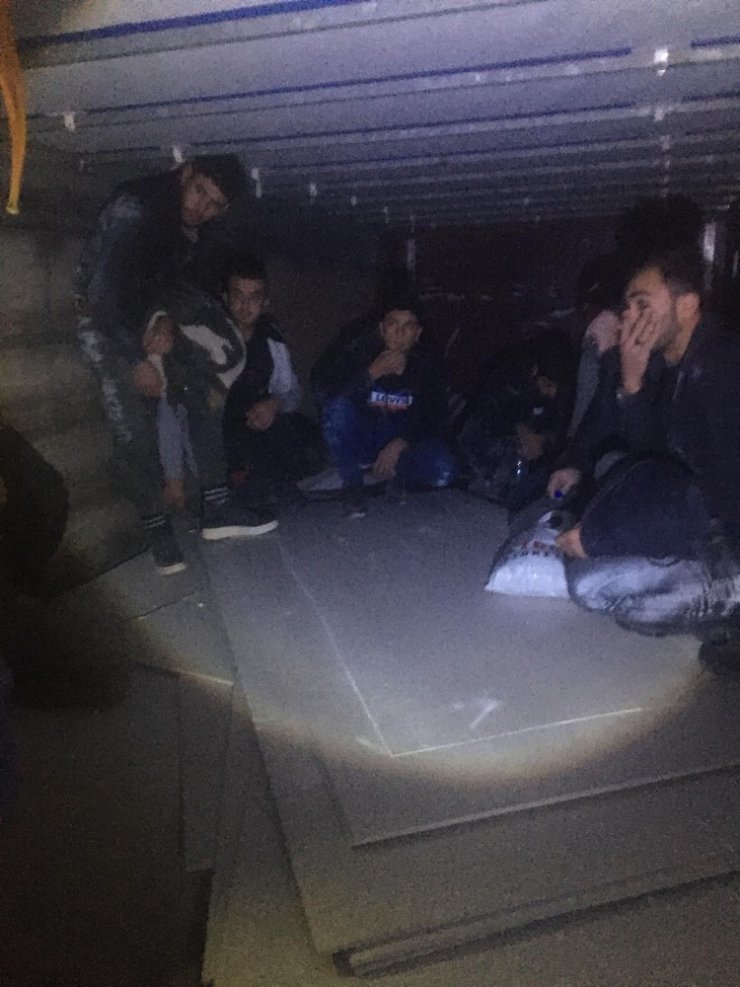 Kaçak göçmenler için tır dorselerinin altına özel giriş, çıkış yapmışlar