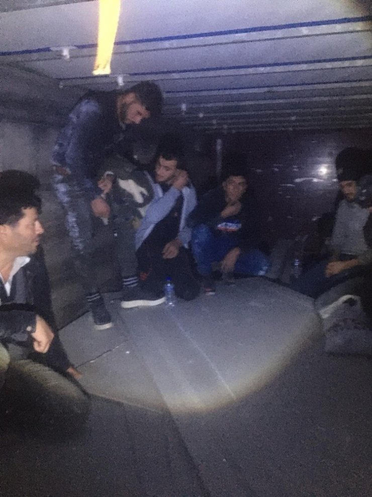 Kaçak göçmenler için tır dorselerinin altına özel giriş, çıkış yapmışlar