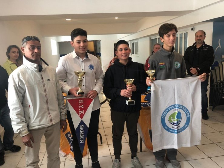 Minik yelkenciler yarışmadan kupalarla döndü