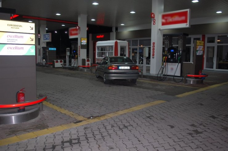 Sürücüsünün direksiyon hakimiyetini kaybettiği otomobil benzinliğe girdi: 2 yaralı