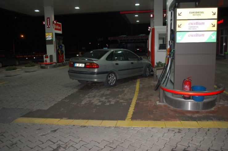 Sürücüsünün direksiyon hakimiyetini kaybettiği otomobil benzinliğe girdi: 2 yaralı