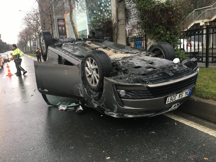 Sarıyer’de otomobil takla attı, cadde trafiğe kapatıldı