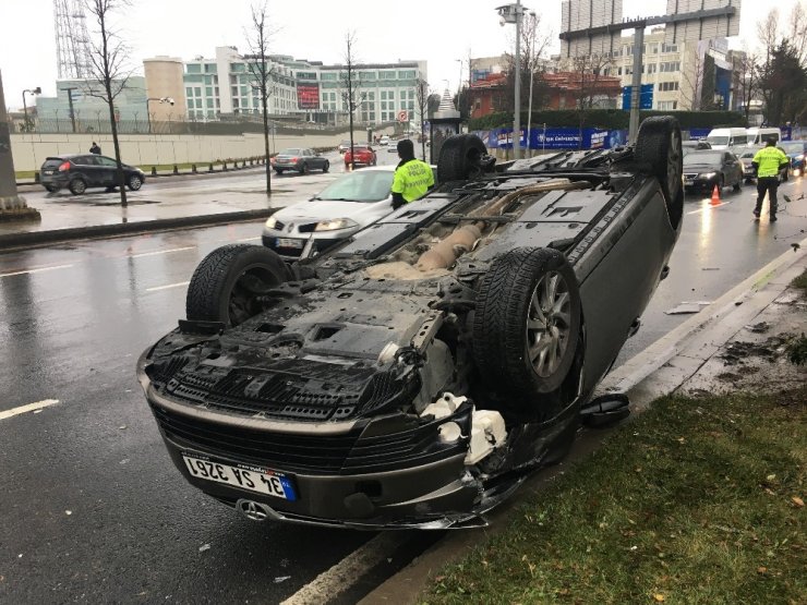 Sarıyer’de otomobil takla attı, cadde trafiğe kapatıldı
