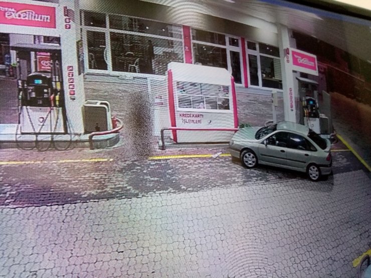 Otomobilin benzinliğe daldığı anlar kamerada