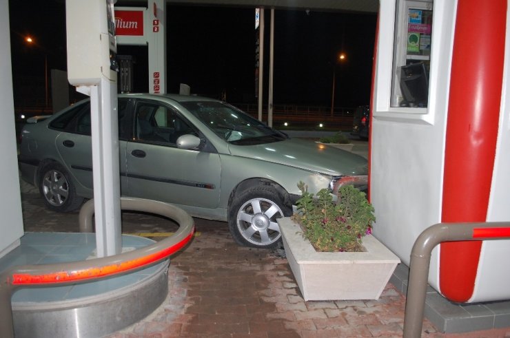 Otomobilin benzinliğe daldığı anlar kamerada