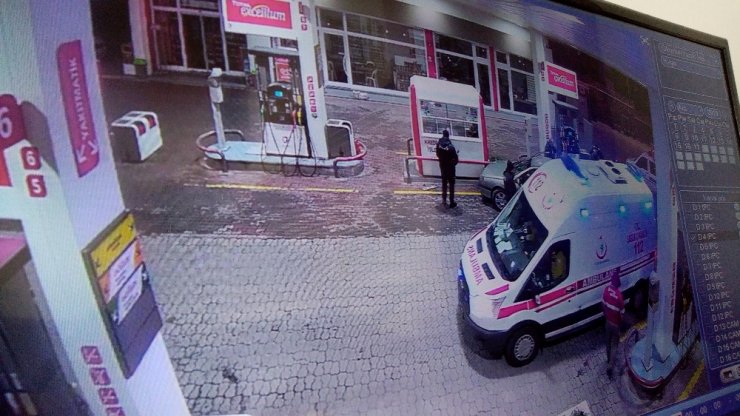 Otomobilin benzinliğe daldığı anlar kamerada