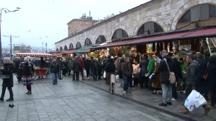 Yeni yıla saatler kala alışveriş hareketliliği sürüyor