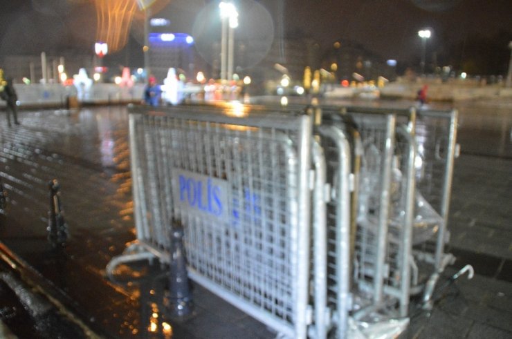 Yılbaşı öncesi Taksim Meydanı’na polis bariyerleri getirildi