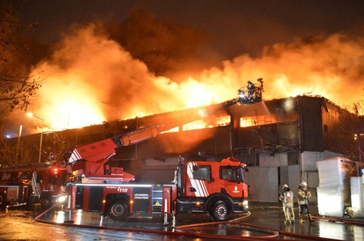 Zeytinburnu’nda dokuma fabrikasında yangın çıktı