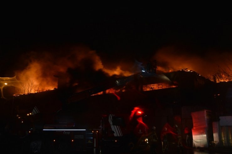 Zeytinburnu’nda dokuma fabrikasında yangın çıktı