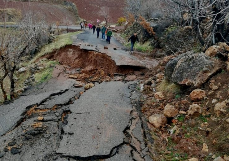 Heyelan kara yolunu sürükledi