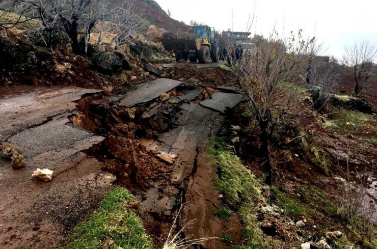 Heyelan kara yolunu sürükledi