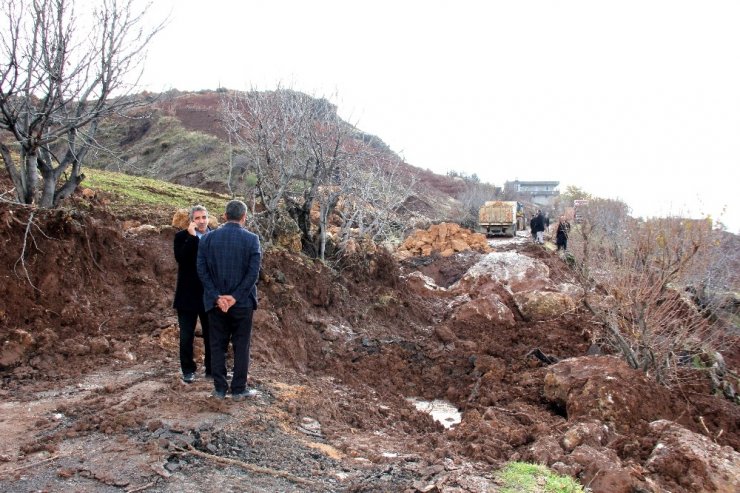 Heyelan kara yolunu sürükledi