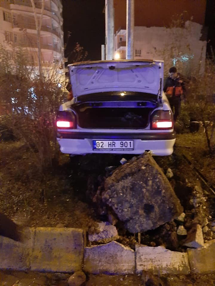 Otomobil direği yıkıp kavşağa çıktı