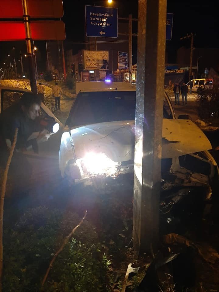 Otomobil direği yıkıp kavşağa çıktı