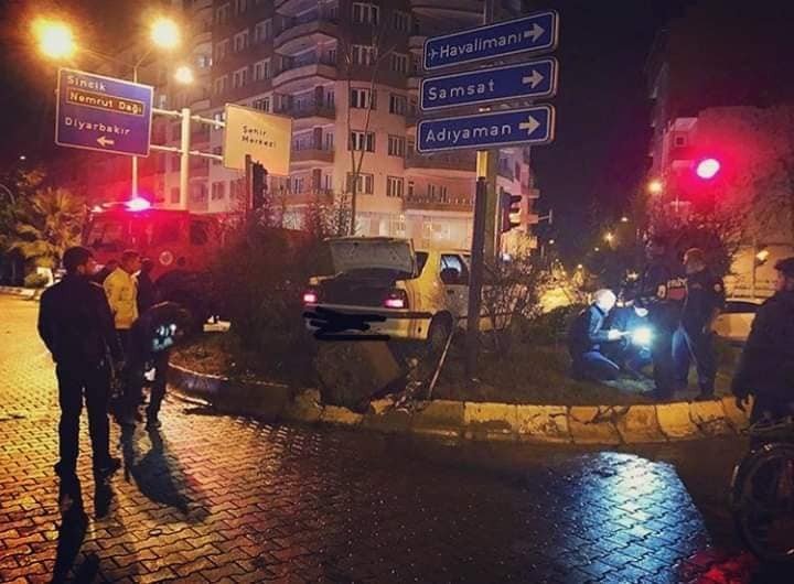 Otomobil direği yıkıp kavşağa çıktı