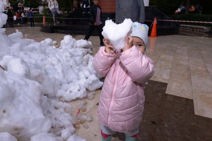 Antalya'da çocukların kar sevinci