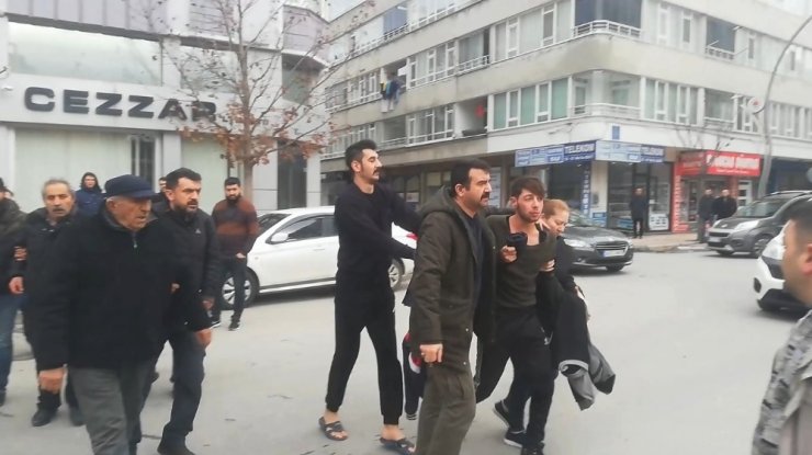 Evden kaçan kızlarını geri götürmek için geldiler, karakolluk oldular