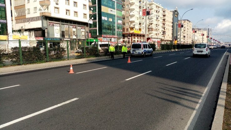 Refüjde mahsur kalan köpeğin yardımına polis koştu