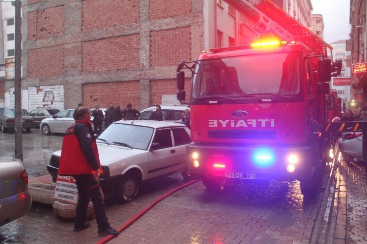 Elazığ’da çatı yangını