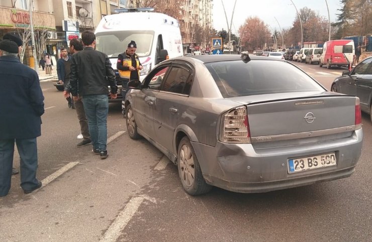Elazığ’da motosiklet ile otomobil çarpıştı:1 yaralı