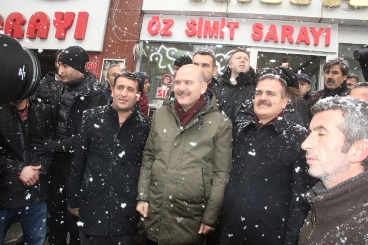 Bakan Soylu kar yağışı altında esnafı ziyaret etti