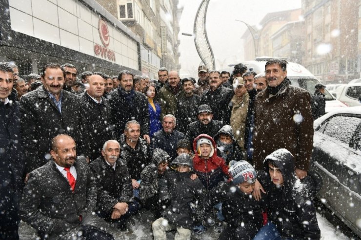 Bakan Soylu kar yağışı altında esnafı ziyaret etti