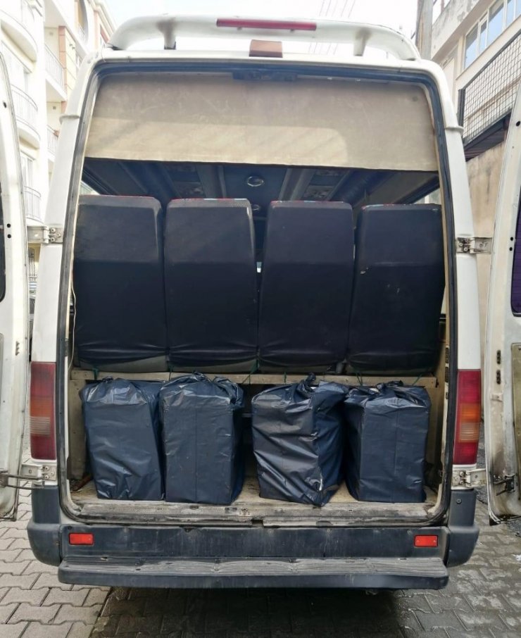 Minibüsten 2 bin paket kaçak sigara ele geçirildi