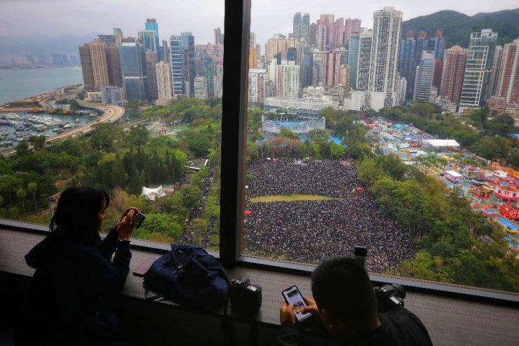 Hong Kong’da eylemciler yılın ilk gününde yine sokaklara döküldü