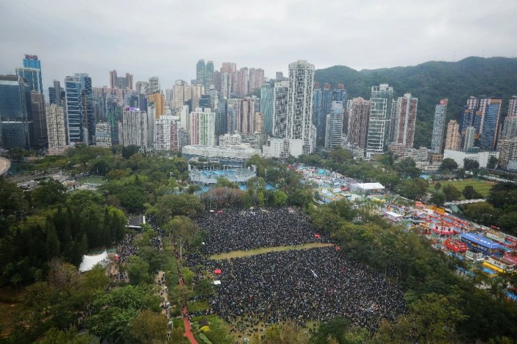 Hong Kong’da eylemciler yılın ilk gününde yine sokaklara döküldü