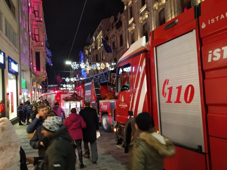İstiklal Caddesi’ndeki bir iş yerinde yangın paniği