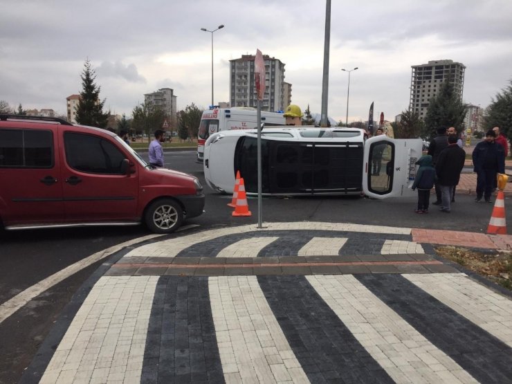 Minibüs ile otomobil çarpıştı: 1 yaralı