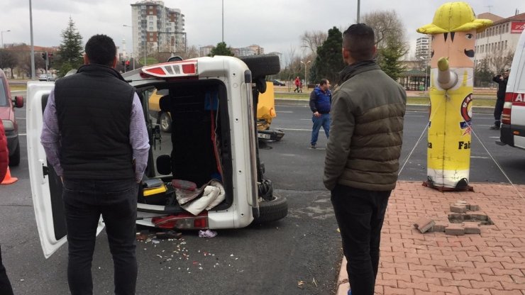Minibüs ile otomobil çarpıştı: 1 yaralı