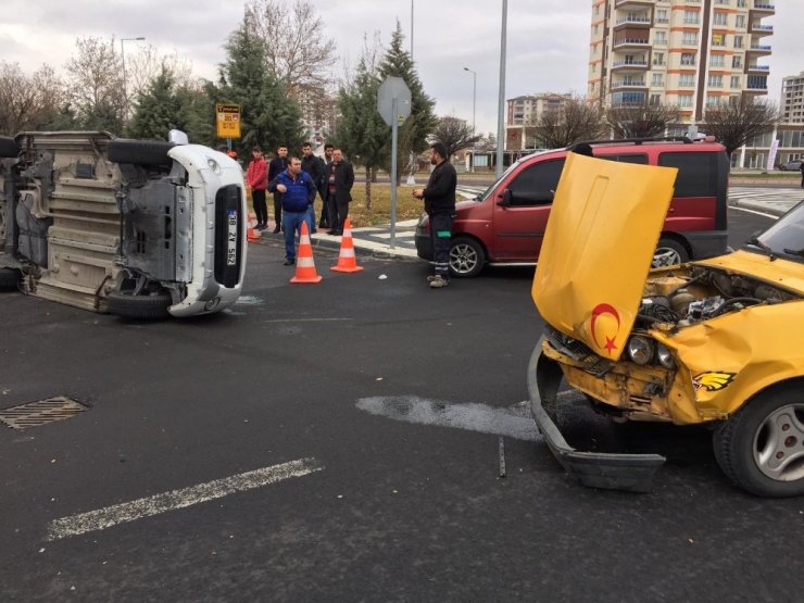 Minibüs ile otomobil çarpıştı: 1 yaralı