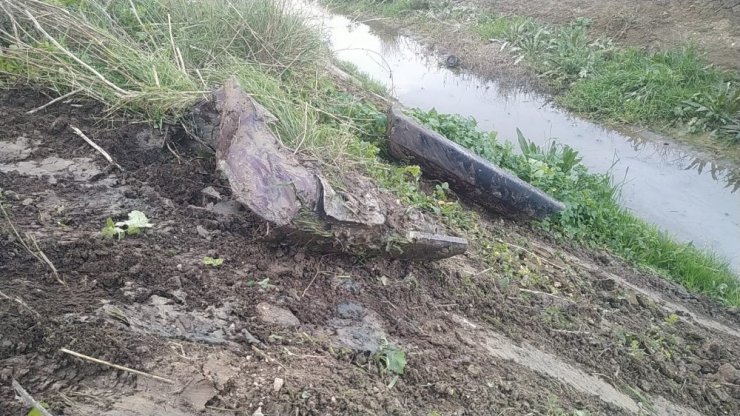Lastiği patlayan otomobil yoldan çıktı: 2 yaralı