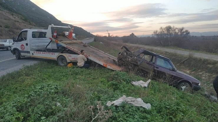 Lastiği patlayan otomobil yoldan çıktı: 2 yaralı