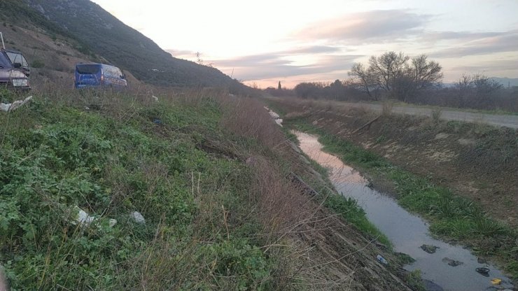 Lastiği patlayan otomobil yoldan çıktı: 2 yaralı