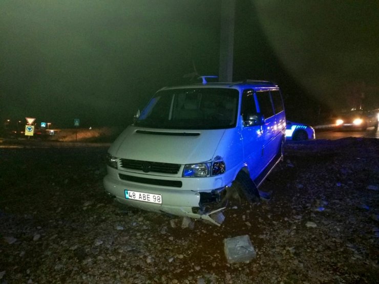 Menteşe’de üç araç birbirine girdi: 3 yaralı