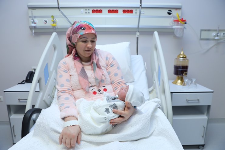 Sağlık Bakanı Koca, başkentte yeni yılın ilk bebeğini ziyaret etti: