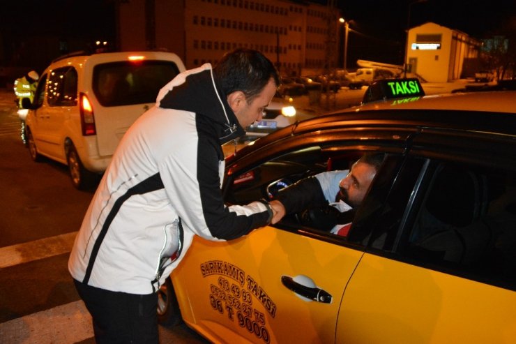 Sarıkamış Kaymakamı Koşal, yılbaşı gecesi eksi 15 derecede görev başında olan kolluk kuvvetlerine ziyarette bulundu