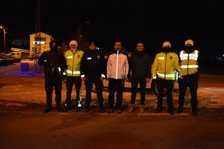 Sarıkamış Kaymakamı Koşal, yılbaşı gecesi eksi 15 derecede görev başında olan kolluk kuvvetlerine ziyarette bulundu
