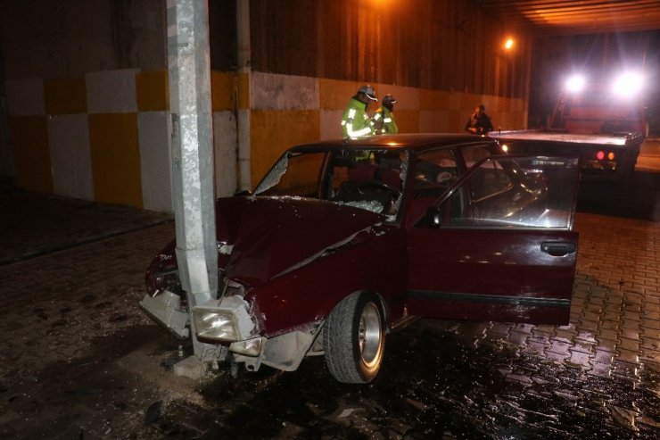 Kaza yapan sürücü ve yolcular aracı bırakıp kaçtı