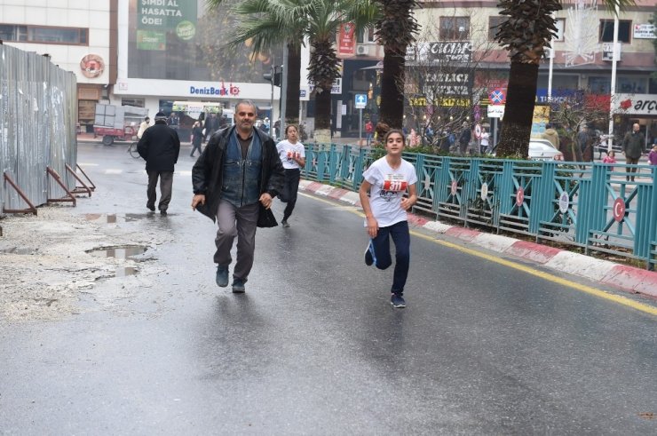 Kurtuluş Koşusunda yüzlerce öğrenci madalya için mücadele etti