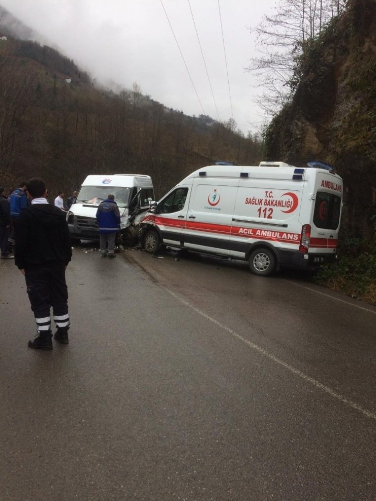 Ambulans ve hasta taşıyan minibüs çarpıştı: 7 yaralı