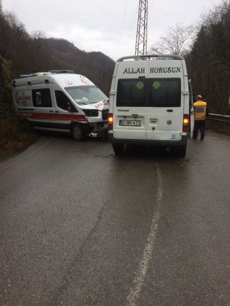 Ambulans ve hasta taşıyan minibüs çarpıştı: 7 yaralı