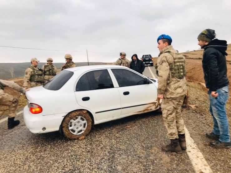 Çamura saplanan aracı jandarma Kobra ile kurtardı