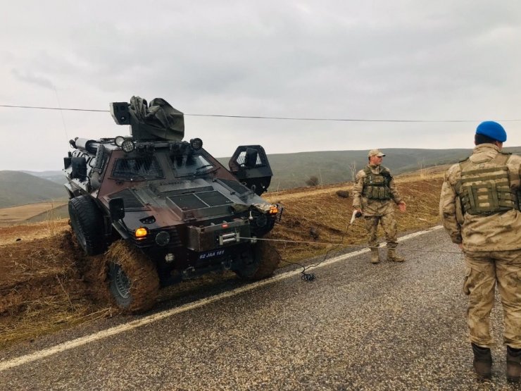 Çamura saplanan aracı jandarma Kobra ile kurtardı