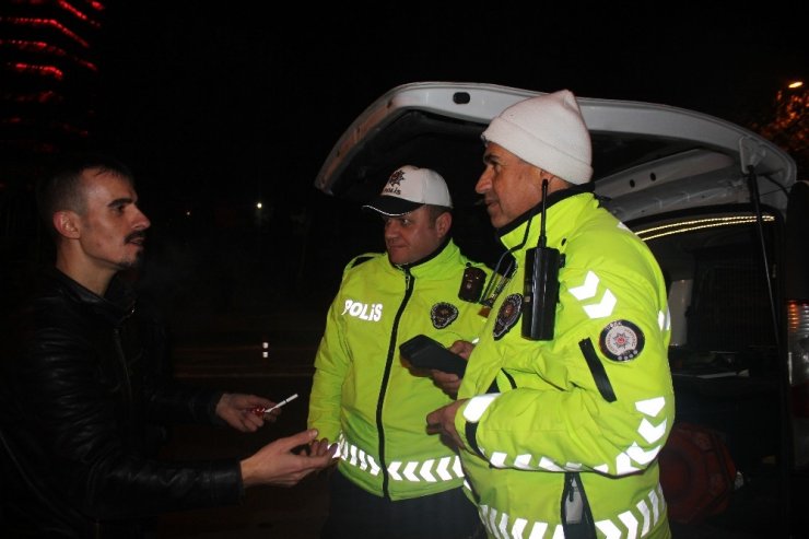 Ehliyetsiz ve alkollü araç kullanırken yakalandı, olayı gülerek anlattı